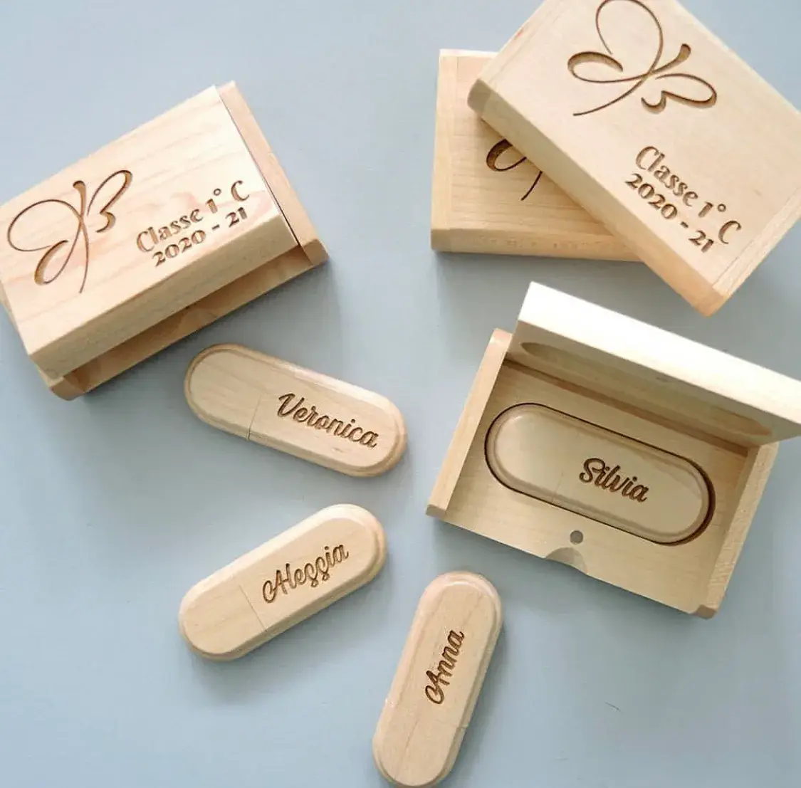 Clés USB en bois gravées avec des prénoms