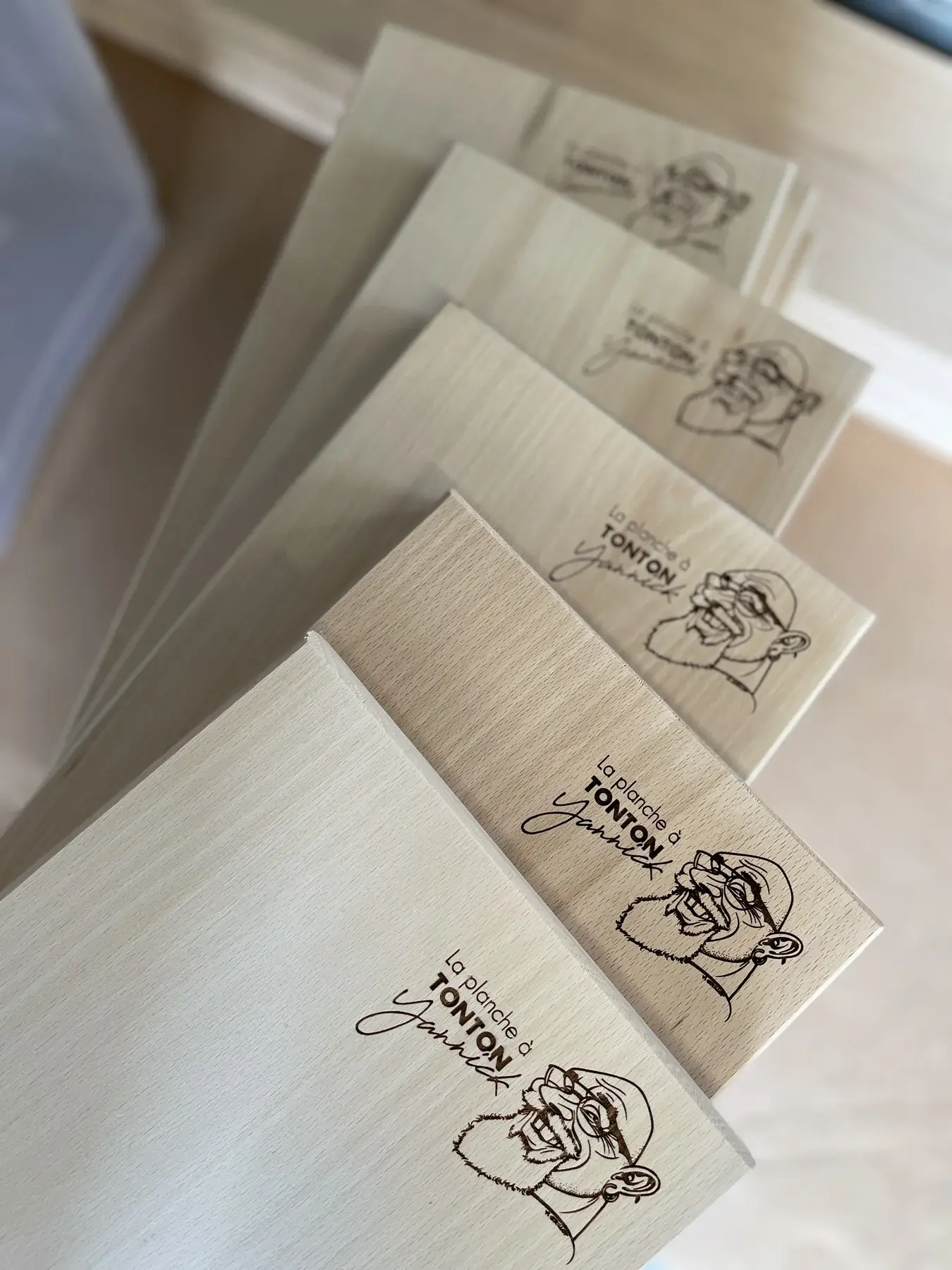 Série de coffrets en bois gravés avec un portrait et une signature