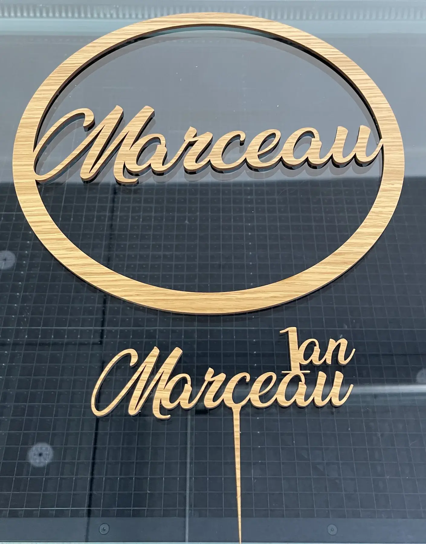 Prénoms et cercle décoratif découpés au laser dans du bois