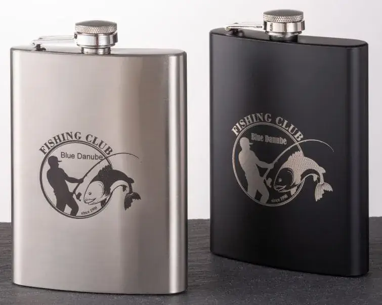 Deux flasques en inox personnalisées par gravure laser