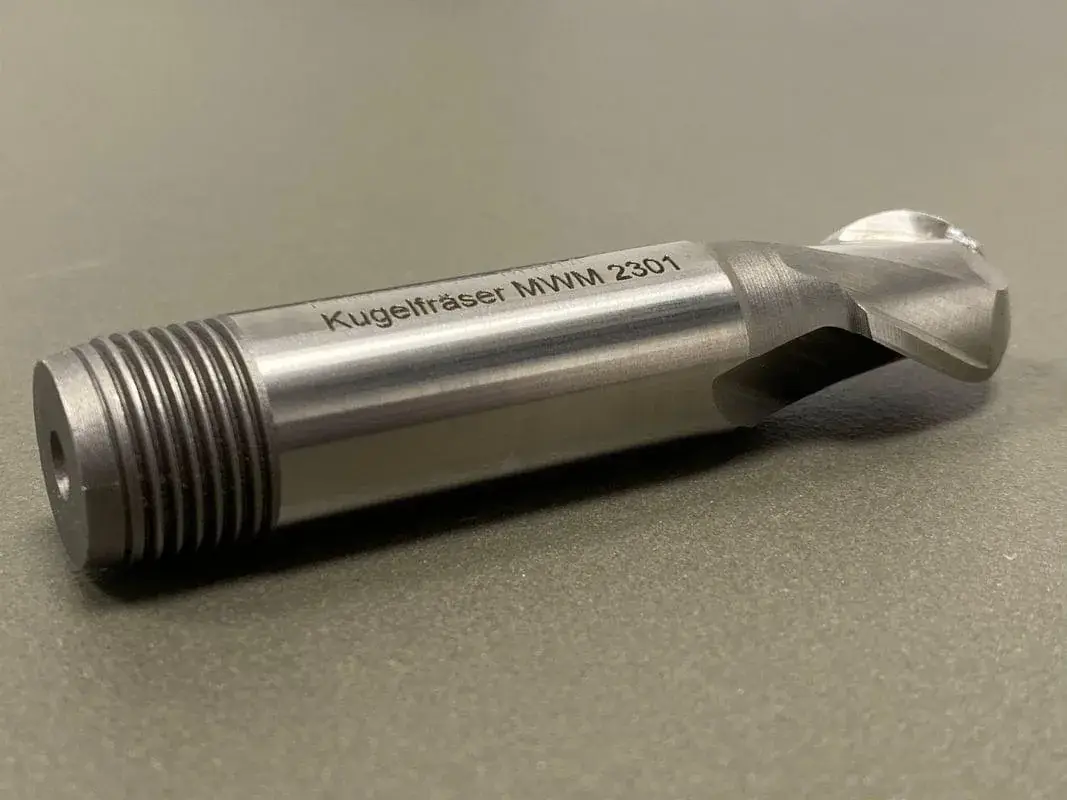 Outil industriel métallique gravé avec une référence