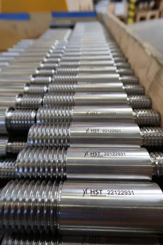 Pièces industrielles en inox marquées avec des numéros de série
