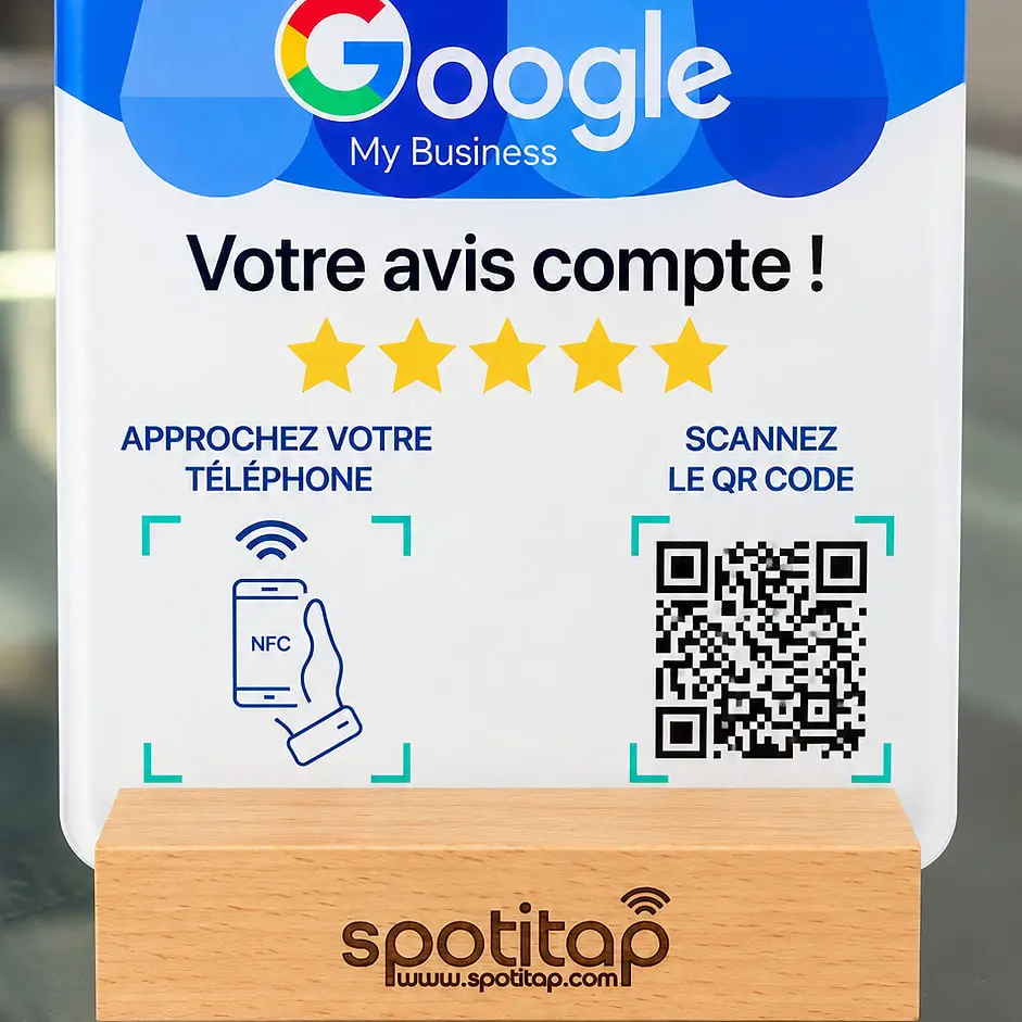 Plaque Spotitap d’avis Google avec zone NFC et QR code, sur son socle en hêtre gravé