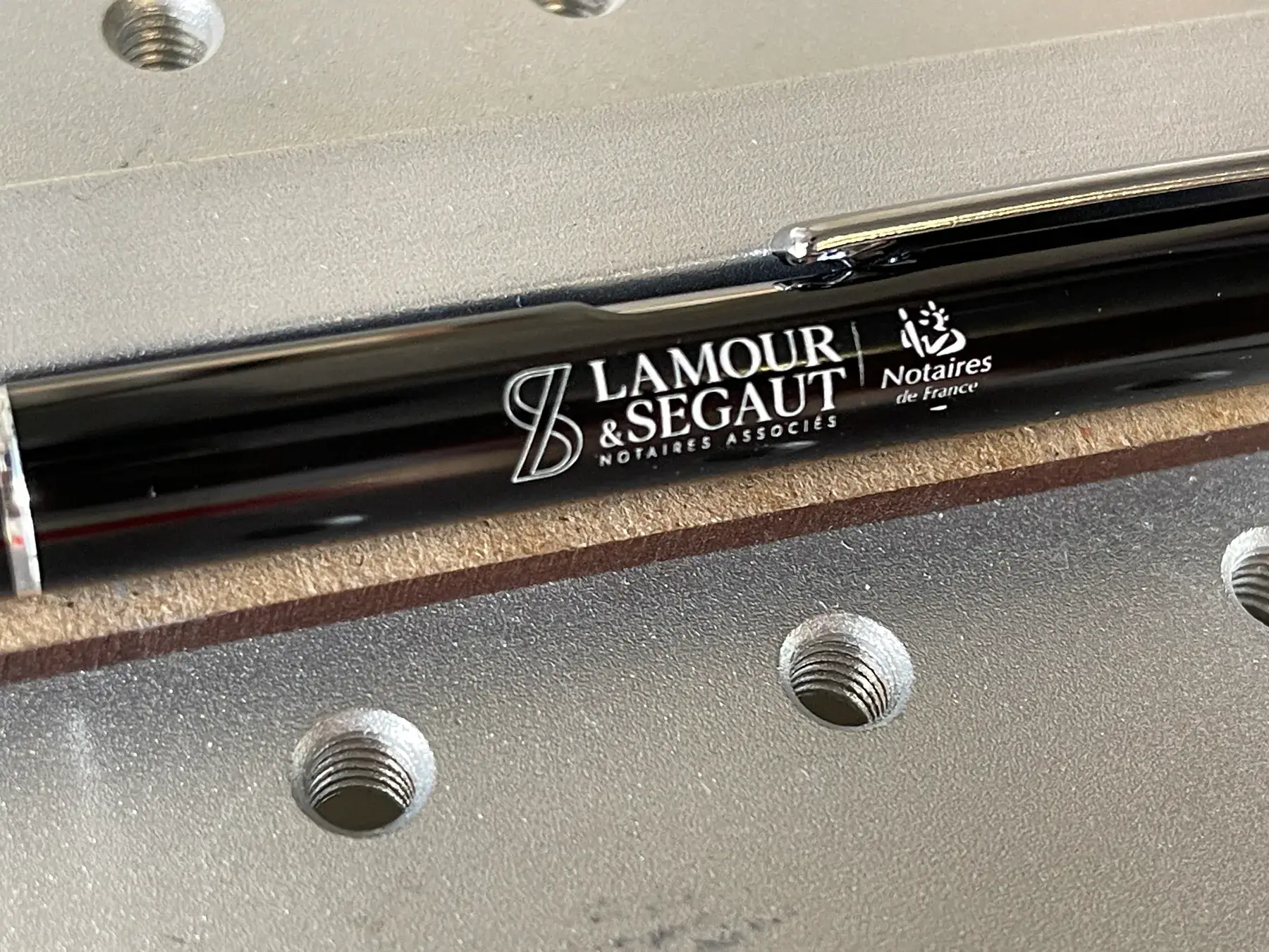 Stylo professionnel noir marqué au laser avec un logo