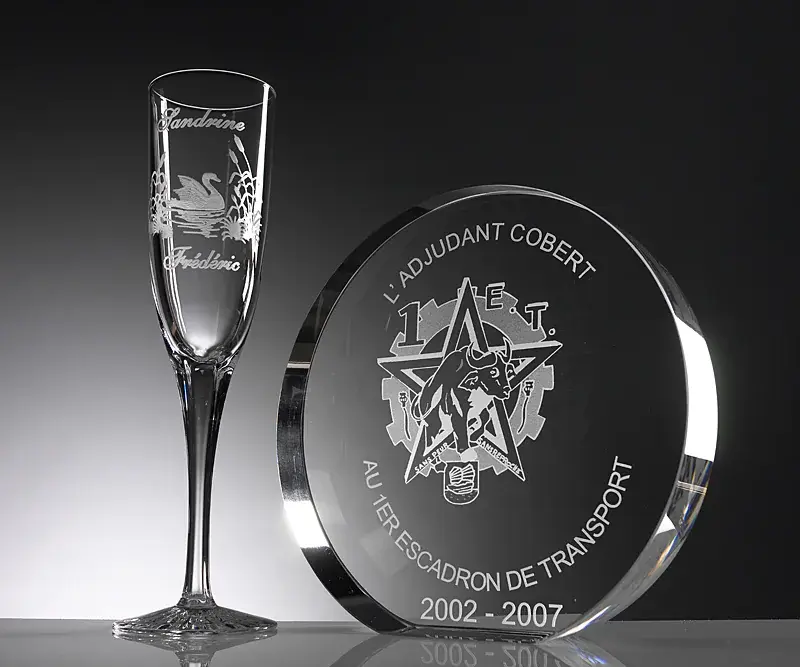 Flûte à champagne et trophée en verre gravés avec des motifs personnalisés