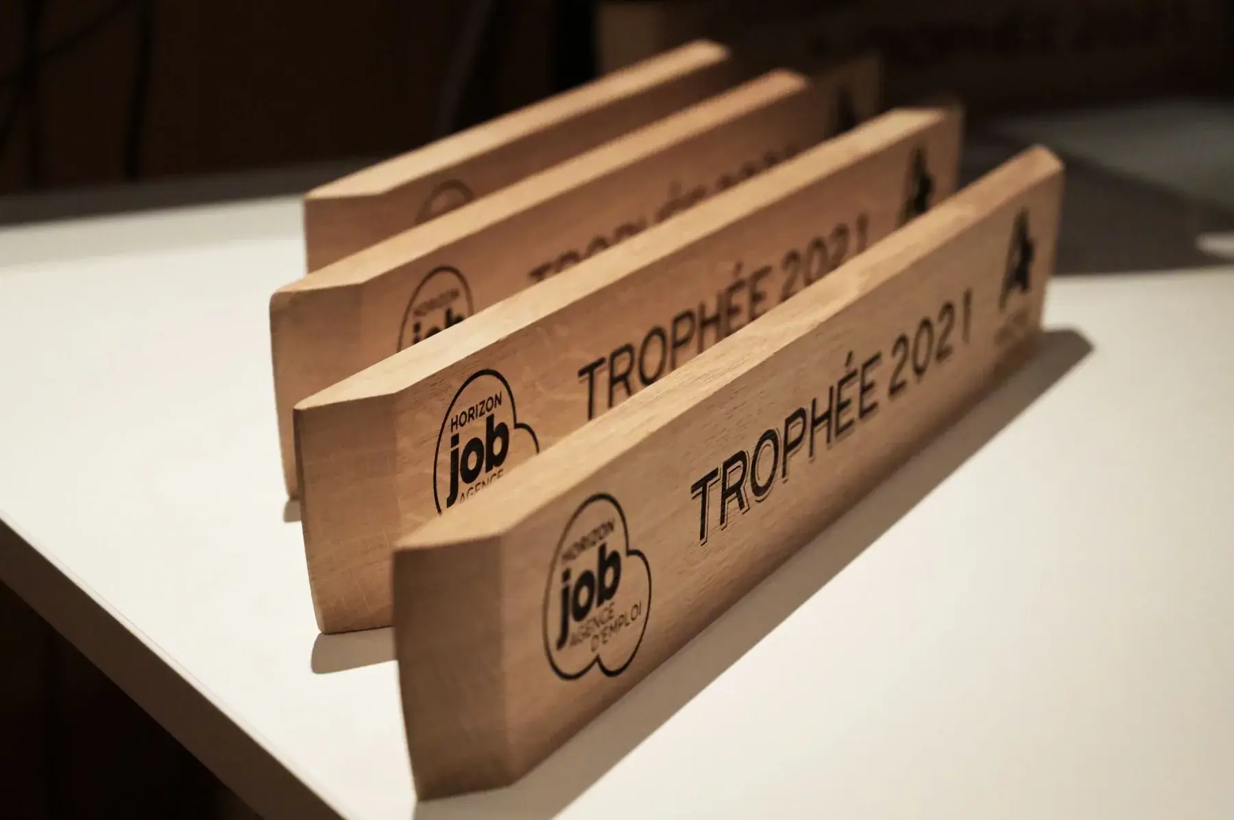 Trophées en bois gravés pour un événement d’entreprise