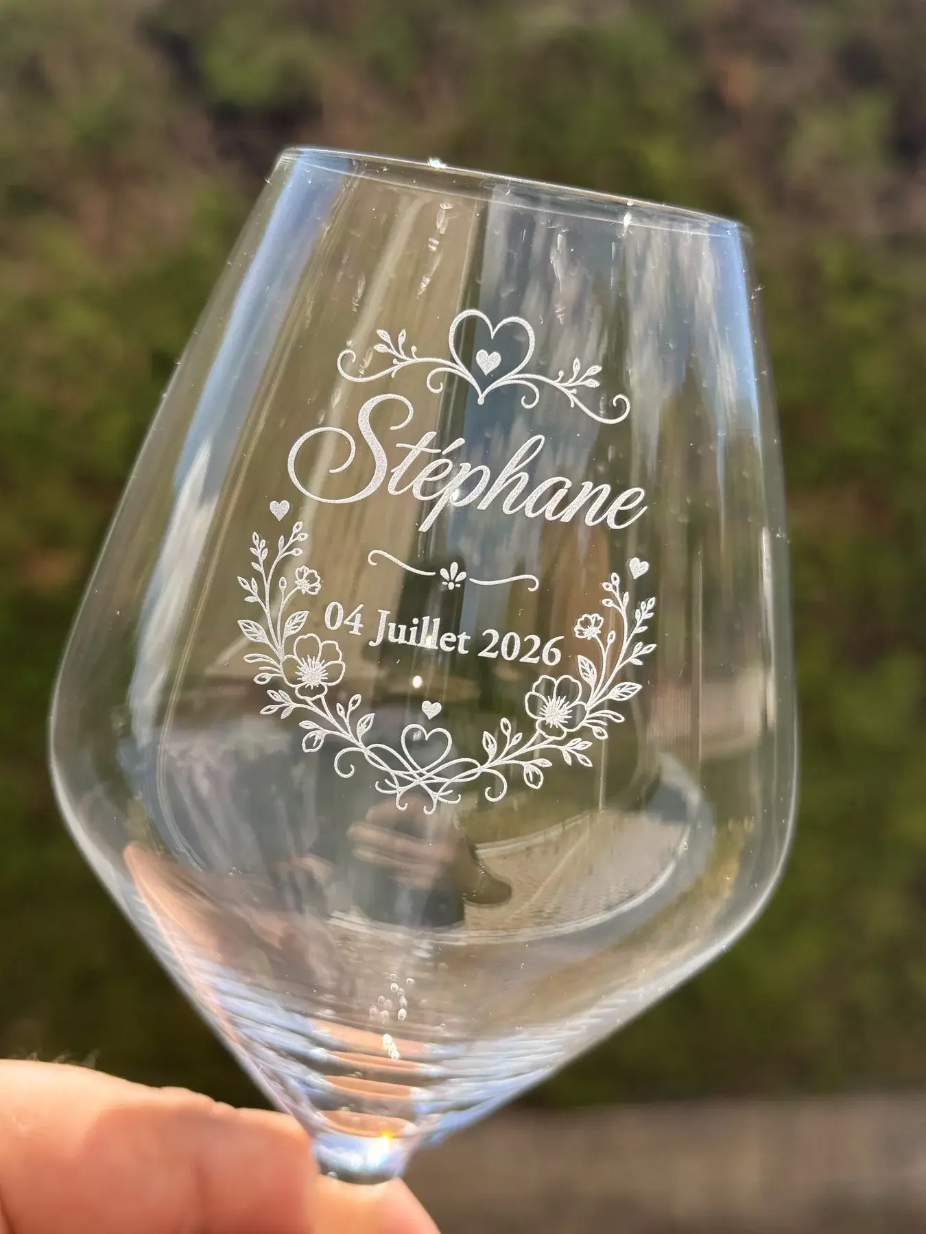 Verre à vin gravé avec un prénom, une date et un décor floral pour un mariage